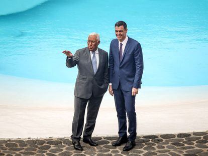 Spanish Prime Minister Pedro Sanchez talks with Portugal's Prime Minister Antonio Costa (L) during the plenary meeting of the Spanish and Portuguese delegations at Los Jameos del Agua, near Arrieta, on March 15, 2023, on the second day of the 34th Spain-Portugal summit held on the Spanish Canary island of Lanzarote. (Photo by DESIREE MARTIN / AFP)