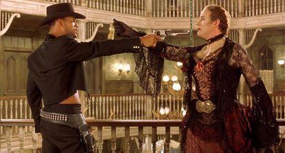 Will Smith y Kevin Kline se apuntan en un fotograma de 'Wild wild west'.