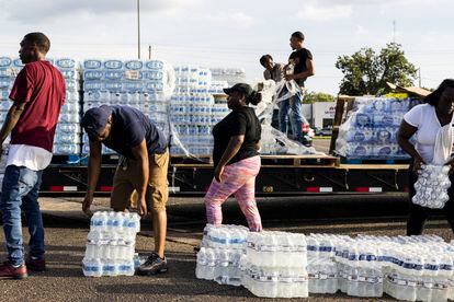 Reparto de agua embotellada en Jackson el pasado de agosto, durante el tercer día sin suministro de la reciente crisis.