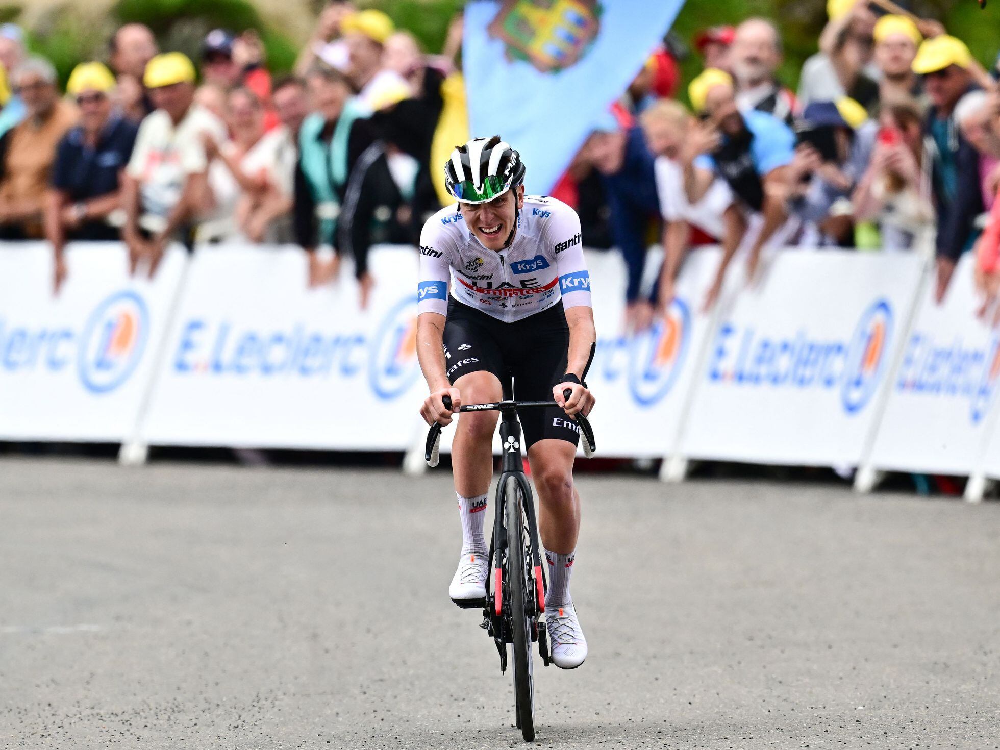 MET trae a Chile el casco del campeón del Tour Tadej Pogačar –