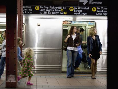 Viajeras en el andén de una estación del metro de Nueva York.