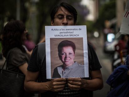 Un manifestante sujeta una foto de la periodista asesinada Miroslava Breach, durante una protesta en Ciudad de México (México) en 2017.