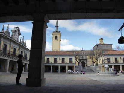 Plaza Mayor de Brunete, con al Ayuntamiento a la izquierda. 