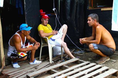 Hasta ahora, han sido deportados a Cuba 14 migrantes que estaban en hoteles de la ciudad. Los que permanecen en la bodega dicen que si salen de ahí lo harán para tomar una lancha. No se quieren arriesgar a un proceso de deportación.