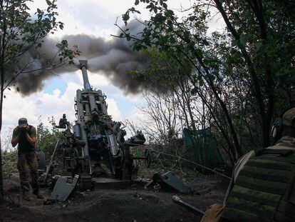 Soldados ucranios disparaban el jueves un cañón M777 contra posiciones rusas desde la provincia de Járkov.