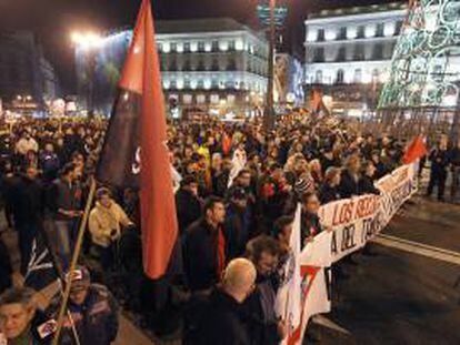 Cabecera de la manifestación que los trabajadores de Metro y EMT han llevado a cabo hoy por las calles de Madrid, para protestar por los recortes salariales.