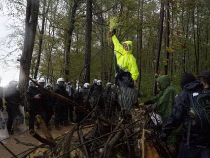 Una joven hace frente a la policía subida a una barricada en el bosque de Hambach, a finales del pasado septiembre.