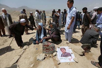 Tumba de una de las v&iacute;ctimas del atentado de esta semana en Kabul