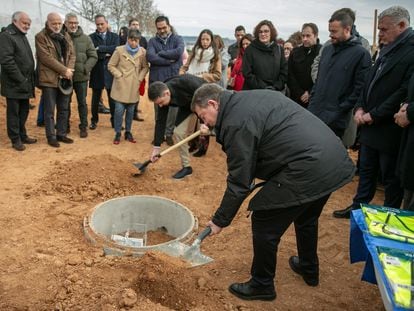 El presidente de Castilla-La Mancha, Emiliano García-Page, coloca la primera piedra del nuevo centro de salud de Cabanillas del Campo (Guadalajara), este viernes.