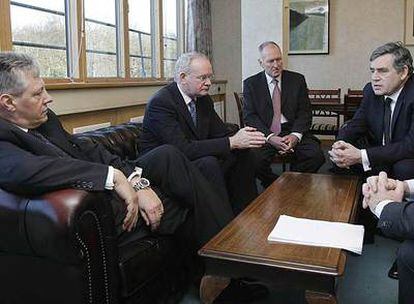 Brown (derecha), con el ministro principal de Irlanda del Norte, Peter Robinson (izquierda) y Martin McGuinness (segundo por la izquierda).