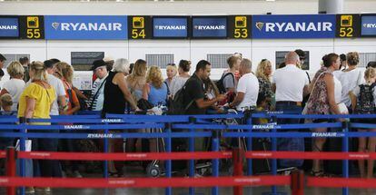 Viajeros en los mostradores de Ryanair en el aeropuerto de Alicante. 