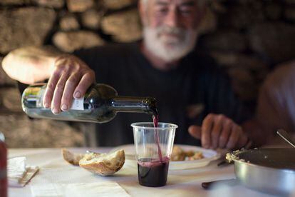 Antonio Pérez vierte un vaso de vino durante el almuerzo en una parcela de Cruceiro Reixo en la región de la Ribeira Sacra. Este año la meteorología permitió que la vendimis comenzara el 2 de octubre y se desarrollara durante todo el mes sin problemas.