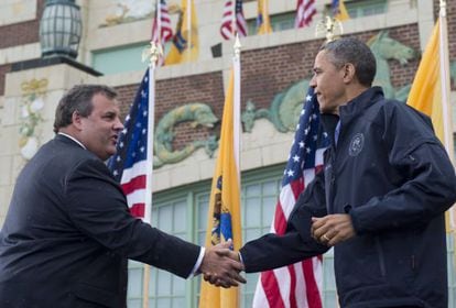 El presidente Barack Obama y Chris Christie se dan la mano antes de recorrer la zonas afectadas por Sandy.