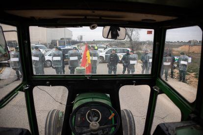 Agentes de la Guardia Civil, frente a los agricultores durante una concentración de tractores en Villarejo de Salvanés (Madrid).