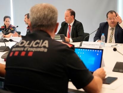 El conseller de Interior, Joan Ignasi Elena, durante una reunión del gabinete antiterrorista.