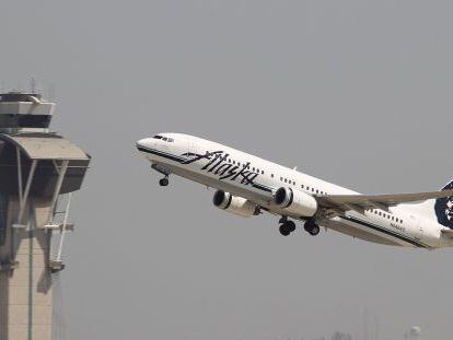 Un avi&oacute;n despega del aeropuerto internacional de Los &Aacute;ngeles.