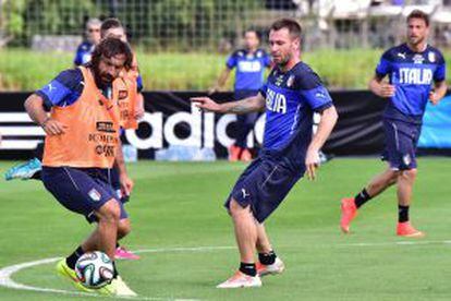 Pirlo, regateando al delantero Cassano durante un entrenamiento de la 'squadra azzurra'.