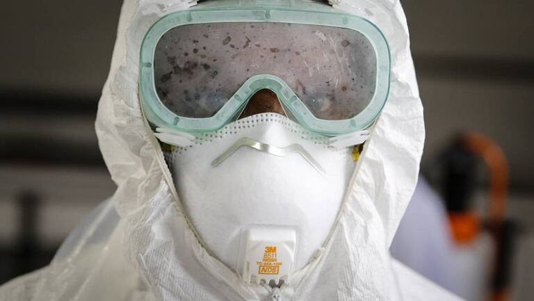 Uno de los sanitarios que lucha contra el coronavirus en Nairobi (Kenia) con las gafas empañadas.