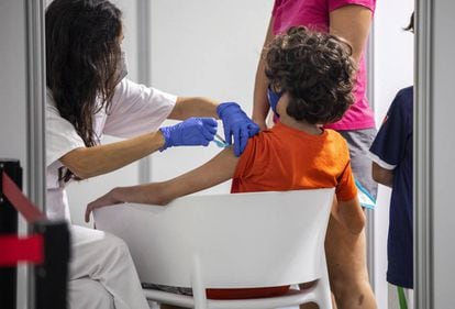 A child receives the dose of the coronavirus vaccine in Valencia
 