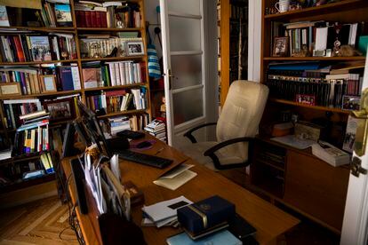 El escritorio de Almudena Grandes en su domicilio de Madrid. 