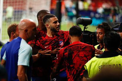 Mario Hermoso es sujetado por miembros del cuerpo técnico del Atlético tras su enfrentamiento con los ultras rojiblancos en el Metropolitano al término del partido con el Villarreal disputado el pasado domingo.