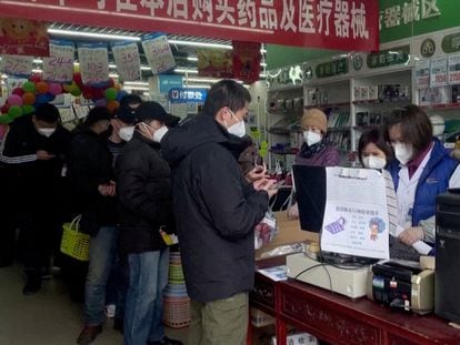 Un grupo de personas compran medicinas en una farmacia en Pekín, el 14 de diciembre de 2022.