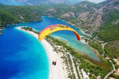 Vuelo en parapente sobre la Laguna AZul de Oludeniz, en la Costa Turquesa de Turquía.