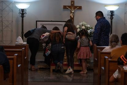 Familiares y amigos durante el velorio de Gustavo Pérez, uno de los cinco jóvenes asesinados.