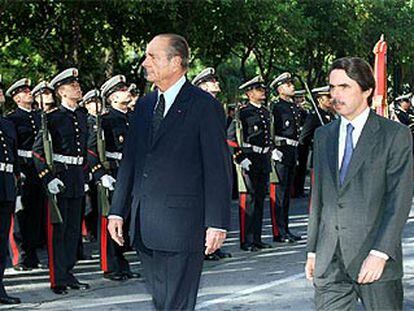 José María Aznar y Jacques Chirac pasan revista a las tropas durante la cumbre hispano-francesa.