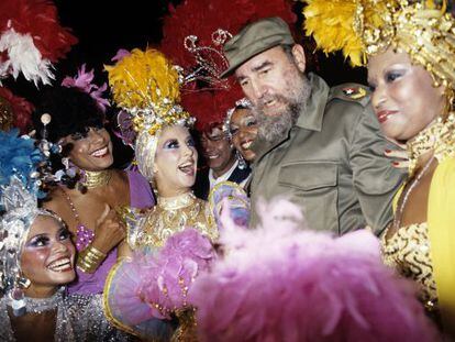 Fidel Castro saluda a unas bailarinas de Tropicana durante una visita que hizo al cabaré en 1986 con Felipe González