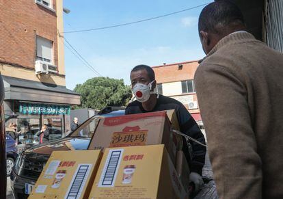 La comunidad china del distrito de Usera mantiene su protección personal con mascarillas. La inmensa inmensa mayoría de sus negocios se encontraban cerrados este martes hasta nuevo aviso.