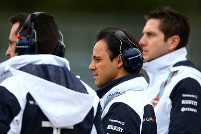 El piloto brasileño Felipe Massa junto a miembros del equipo Williams.