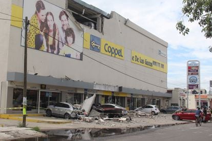Vehículos dañados por el derrumbe de la fachada de una tienda departamental durante el terremoto del 19 de septiembre de 2022, en Manzanillo, Estado de Colima (México).