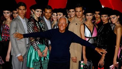 El diseñador italiano Giorgio Armani posa con las modelos tras su desfile de la colección primavera/verano 2018 en Milán.