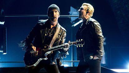 The Edge y Bono durante uno de los conciertos en el Palau Sant Jordi de Barcelona. 