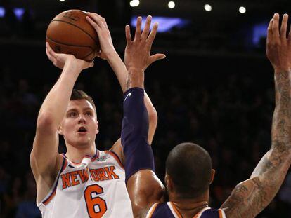 Porzingis lanza ante Chandler en un Knicks-Suns.