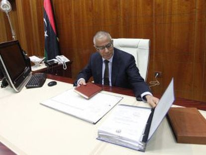 El primer ministro saliente, Ali Zidán, el pasado domingo en su despacho cuando ya había estallado la crisis del Morning Glory.