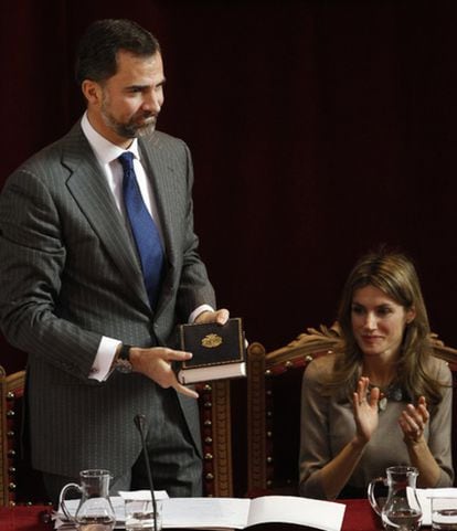 Los principes Felipe y Letizia, durante la presentación de la nueva Ortografía.