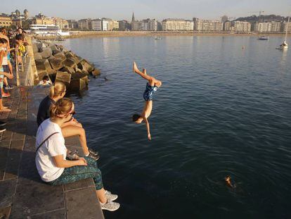 Un grupo de j&oacute;venes se ba&ntilde;a en el puerto de San Sebastian