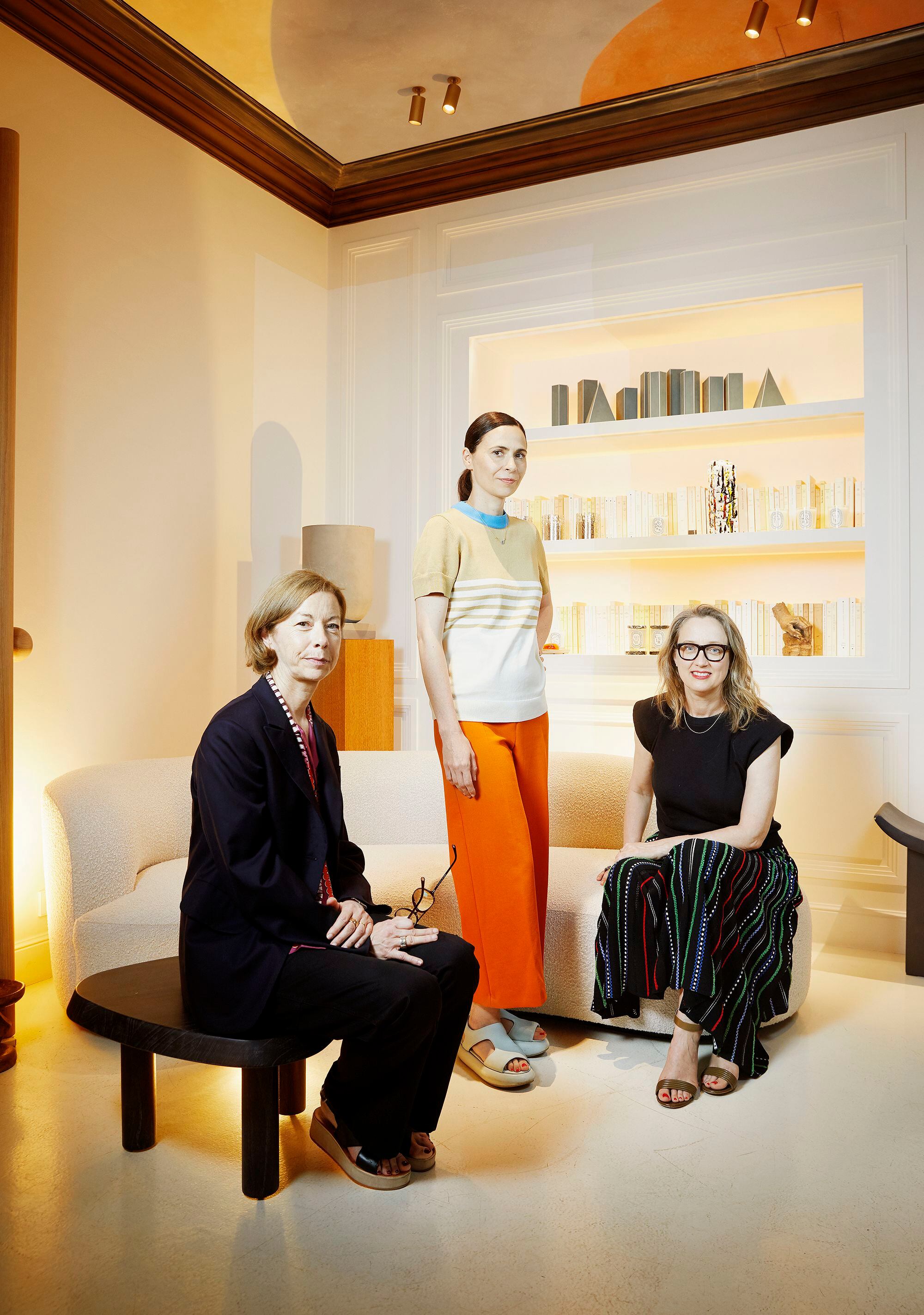 De izquierda a derecha, Fabienne Mauny, directora; Laurence Semichon, vicepresidenta, y Cristina Celestino, diseñadora de la nueva colección.
