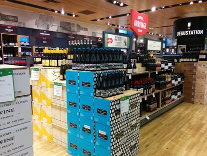 Botellas de Paco y Lola en la cabecera de un lineal en una tienda del monopolio de Quebec en Montreal.