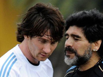 Messi y Maradona, durante una sesi&oacute;n de entrenamiento para la Copa del Mundo de 2010.