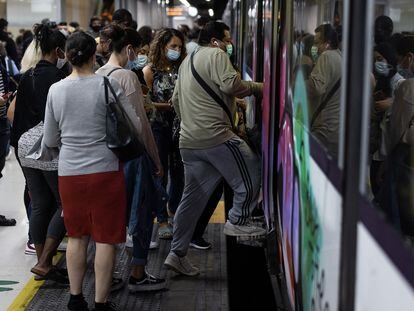 En la imagen, usuarios de Renfe entran al tren en la estacion de Sants.