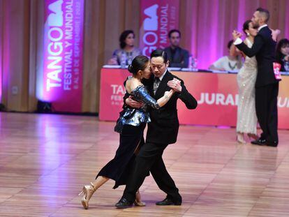 La pareja japonesa conformada por Yutaka Amano y Miki Shimizu en el Mundial de Tango 2022, en Buenos Aires (Argentina), el 9 de septiembre de 2022.