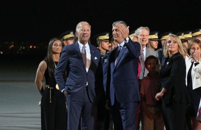 Joe Biden, recibido por el entonces presidente de Kosovo, Hashim Thaci, a su llegada al aeropuerto de Prístina, en 2016.