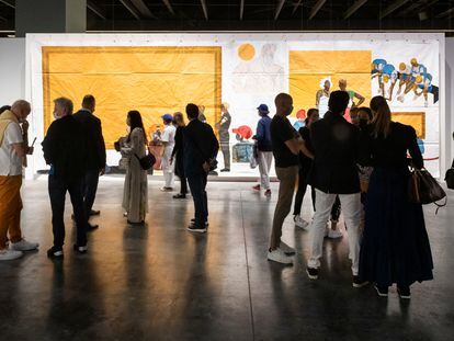 Asistentes a la jornada inaugural de Art Basel Miami Beach, ante una obra de Maxwell Alexandre, presentada por la galería brasileña A Gentil Carioca.