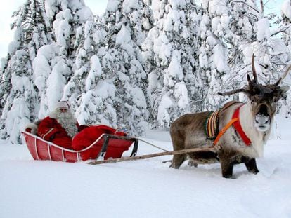 Papá Noel con su trineo tirado por renos en Rovaniemi.