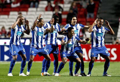 Los jugadores del Oporto celebran su victoria ante el Benfica.