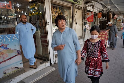 Mohammad Zarin pasea con su hija Helen por el mercado de Peshawar Murr de Islamabad.