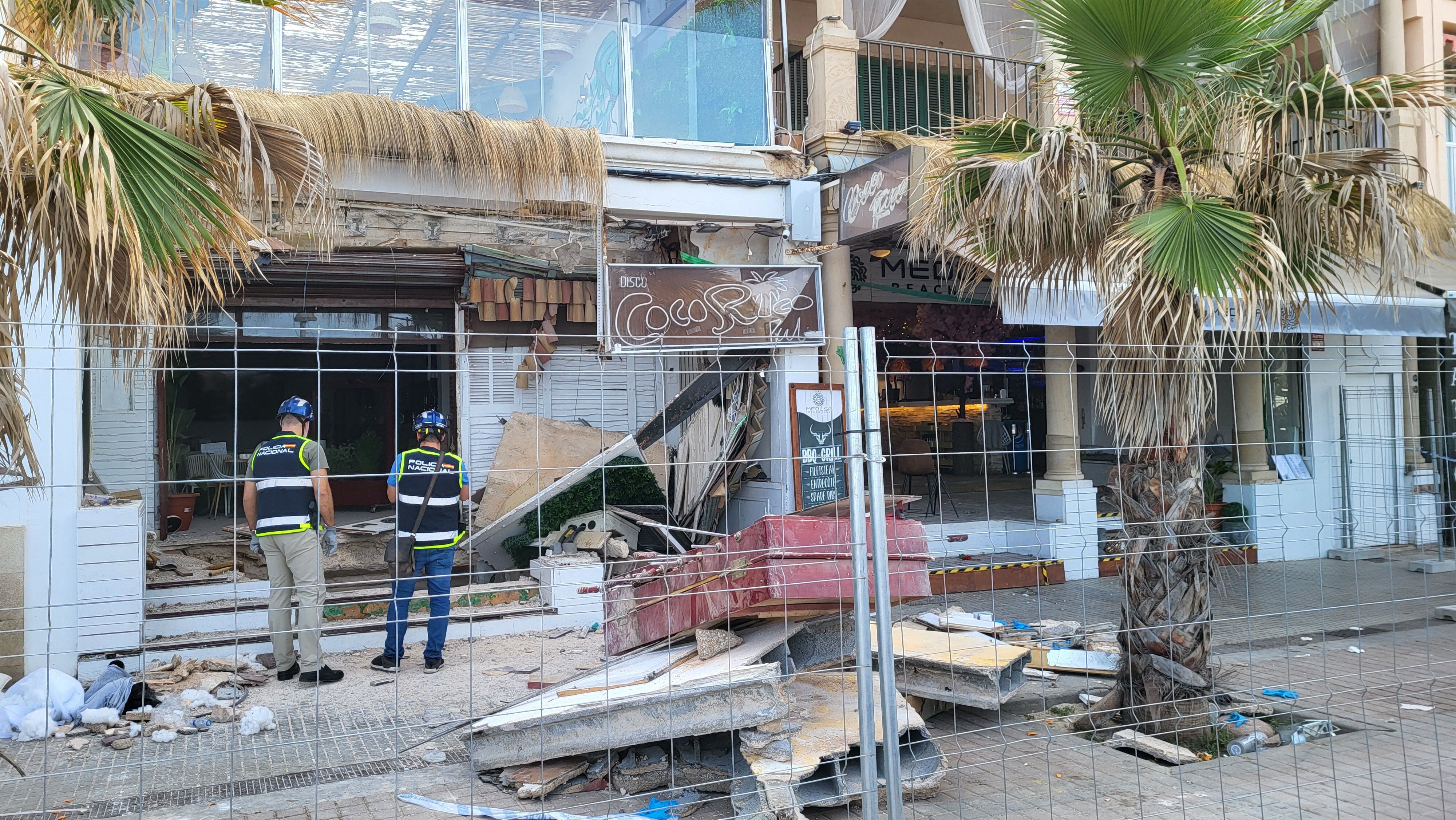 Los bomberos apuntan al sobrepeso como causa principal del derrumbe de un local de ocio en Palma